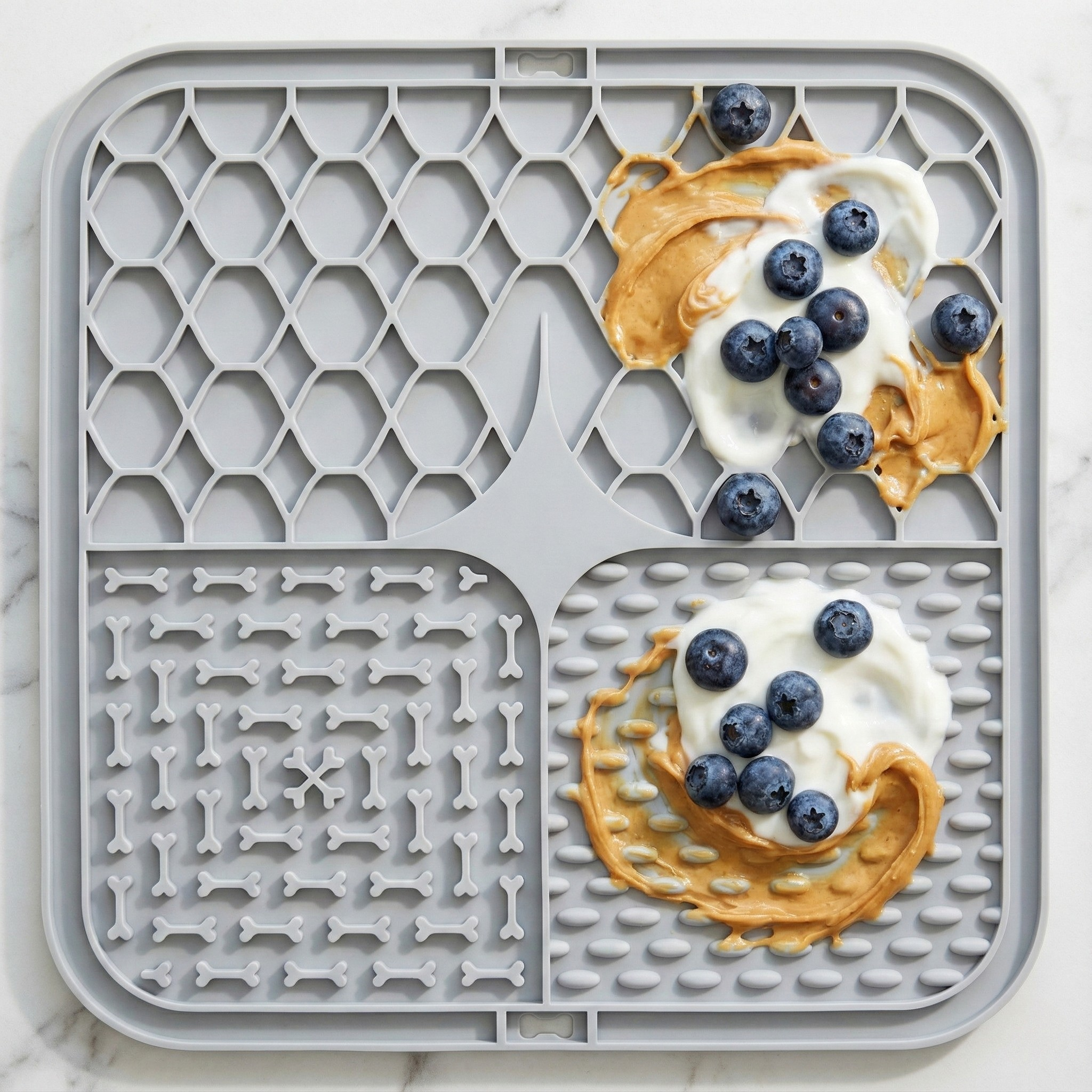 Mata Sensoryczna LICK PAD – Antystresowe SPA z Przyssawkami (Stone Grey)